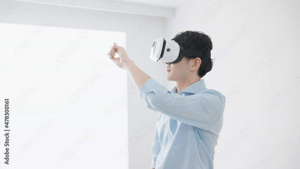 スワイプをする若い男性 VRイメージ スワイプをする若い男性 VRイメージ
