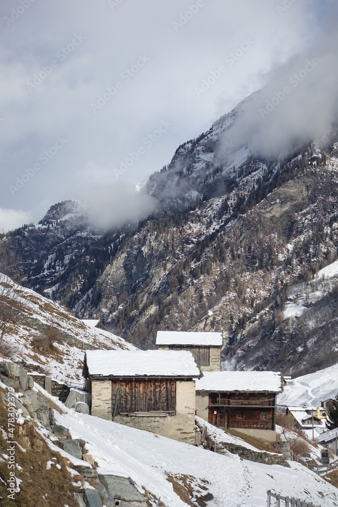 Hameau de chalets d'alpage en Suisse