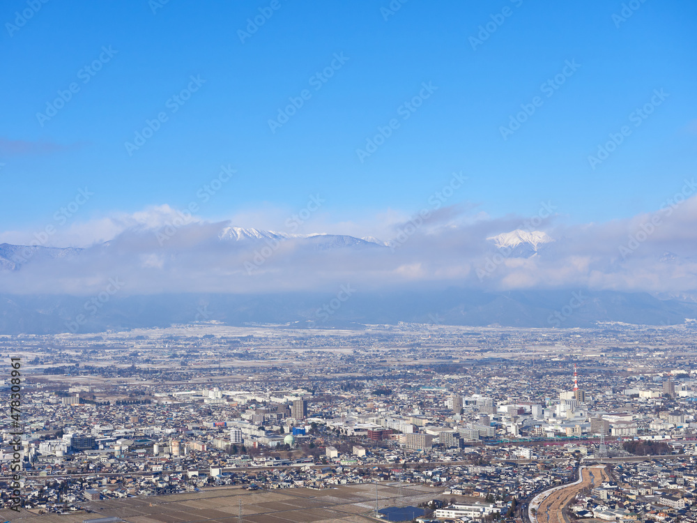 1月(冬)、高台から望む松本の街並みと、雲がかかった北アルプス 長野県松本市 1月(冬)、高台から望む松本の街並みと、雲がかかった北アルプス 長野県松本市