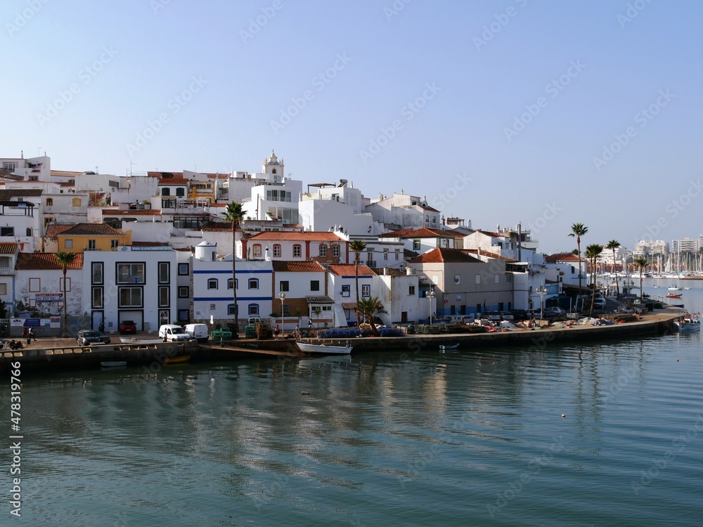 Joli village perché de Ferragudo sur l'estuaire du Rio Arade au sud du Portugal