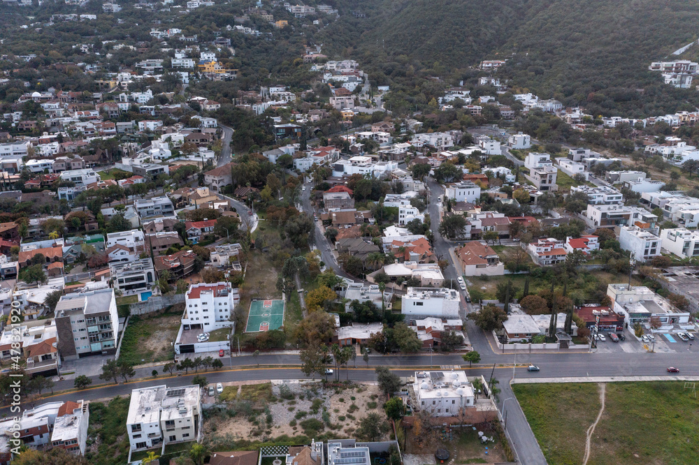 Vista aérea de las calles de San Pedro Garza García, Nuevo León. México