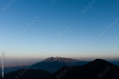 Vista del Cerro de la Silla desde el Parque Ecológico Chipinque, San Pedro Garza García, Monterrey, Nuevo León. México