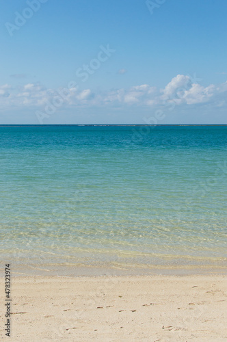 エメラルドグリーンの海と白い砂浜 © Ta-c