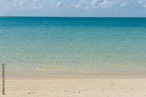 エメラルドグリーンの海と白い砂浜 © Ta-c