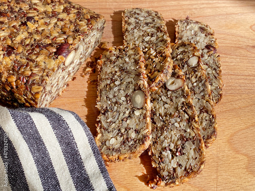 фотографія Homemade glutenfree bread with hazelnut and flax seeds on a wooden Board background close-up