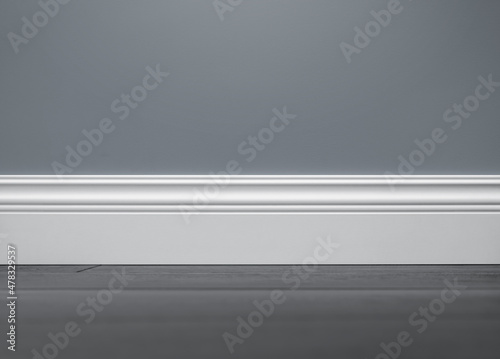 Fotobehang Close up of decorative, moulding white baseboard in empty room with copy space