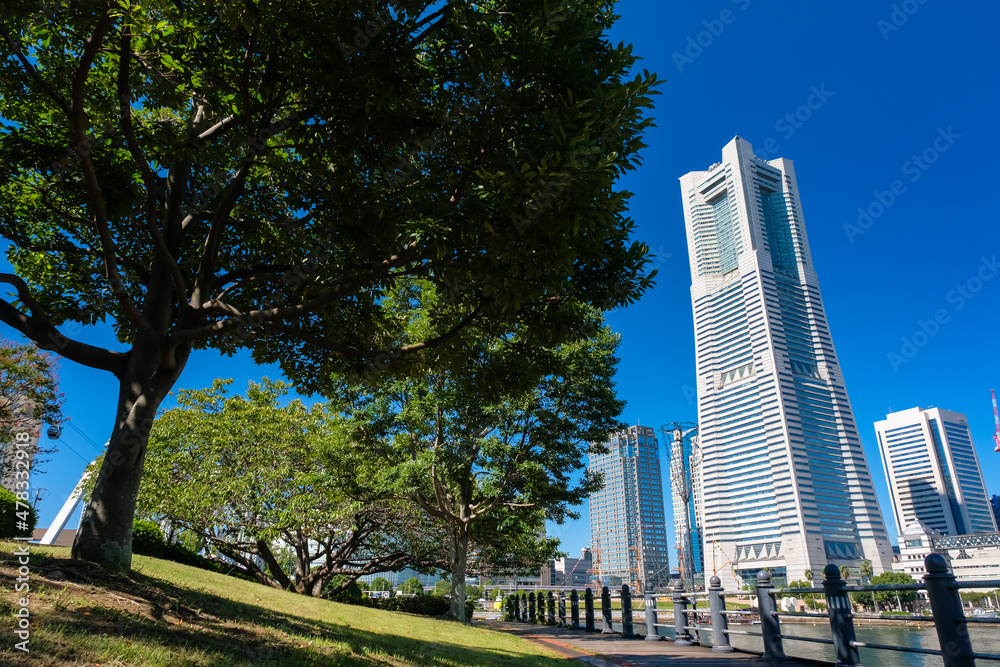 Obraz premium 神奈川県横浜市 汽車道とみなとみらいの街並み 