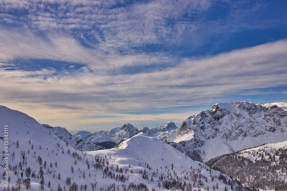 Schneebedeckte Berge in Österreich 