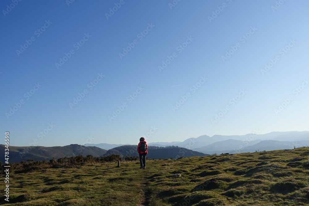 Randonneuse dans les Pyrénées du Pays Basque