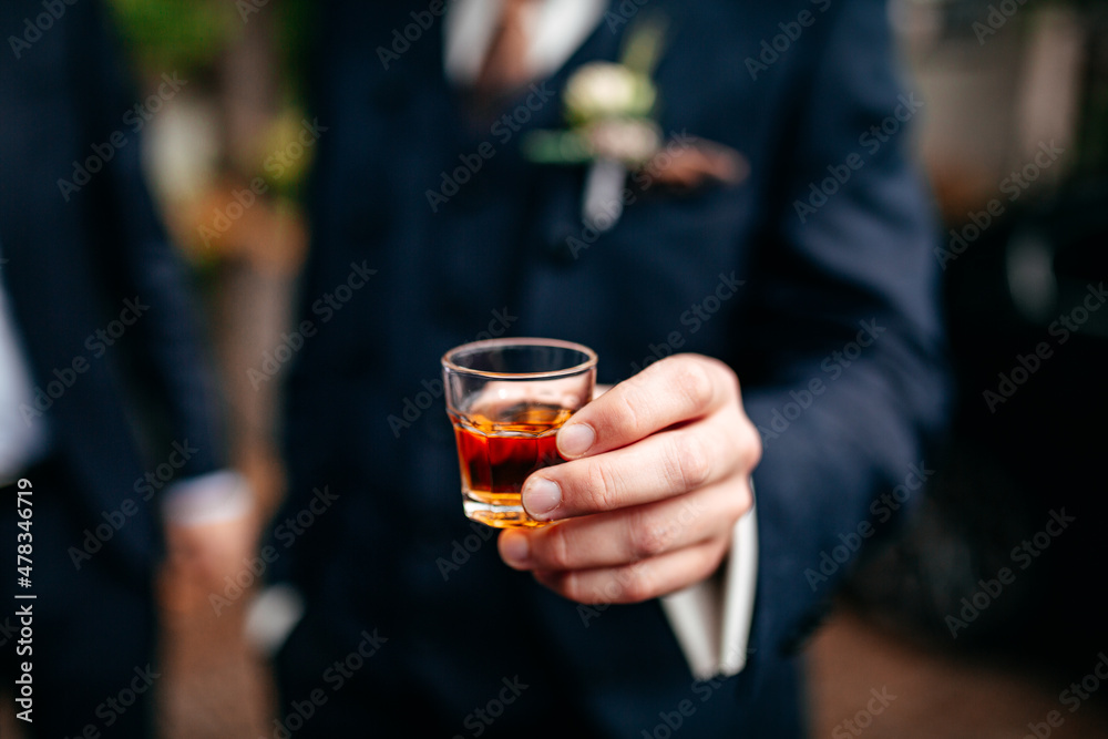 Ein Glas mit Whisky