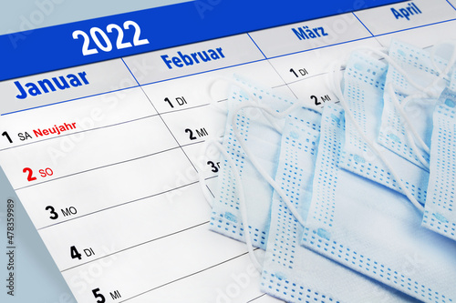 Deutscher Kalender 2022 Januar Februar März April mit Corona Pandemie und medizinischen Masken © PhotoSG