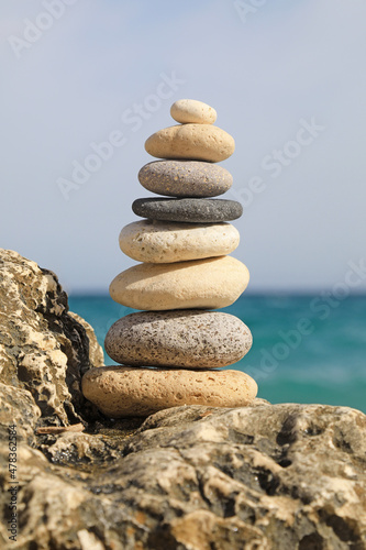 columna piedras zen pirámide playa almería 4M0A6616-as22