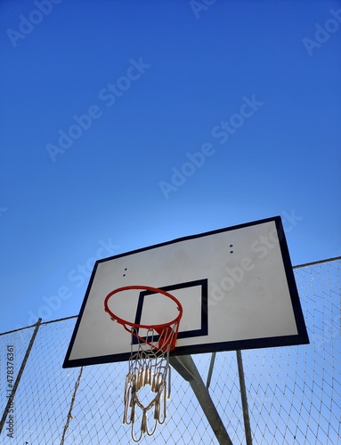 Canasta de baloncesto y cielo azul