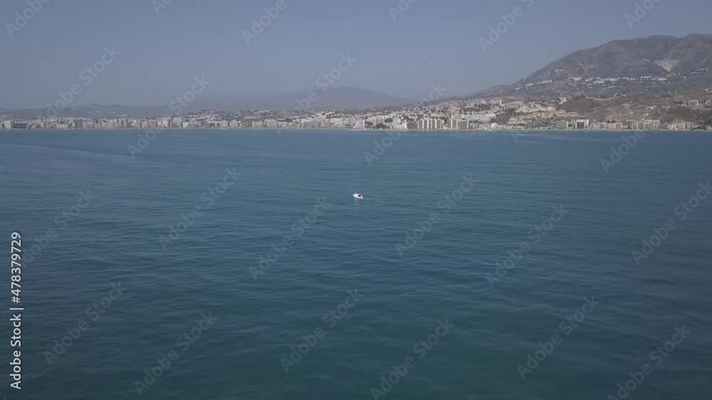 Übeflug über das meer, und filmt strände, personen, surfer und welenreiter im Sommer und die wellen brechen 