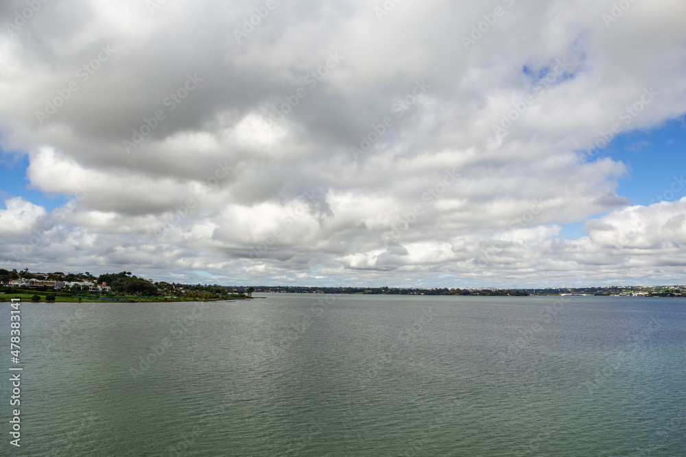 Obraz premium Uma vista do Lago Paranoá em uma manhã nublada e sem sol.