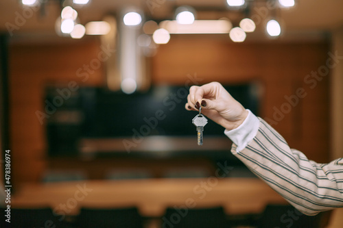 Konstfotografi Keys from house flat apartment in hand of female realtor offering new real estat