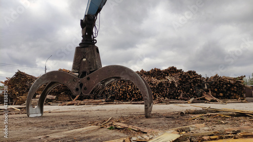 a machine for feeding the remains of sawn timber at a woodworking factory for processing into biofuel