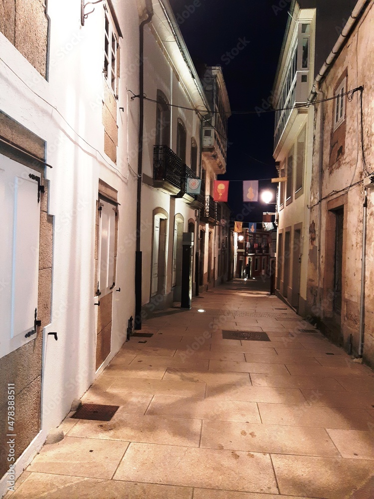 Iluminación nocturna en una calle de Vilalba, Galicia
