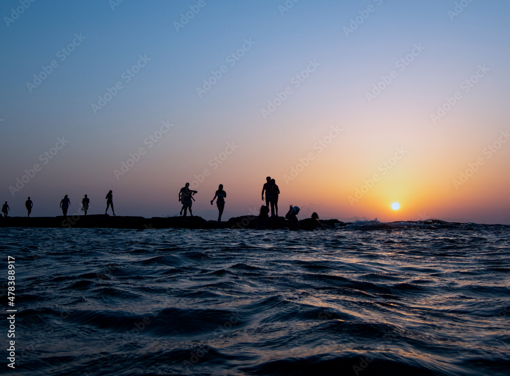 sagome di persone al tramonto isola delle correnti 646