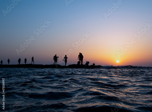 sagome di persone al tramonto isola delle correnti 646 © bellux