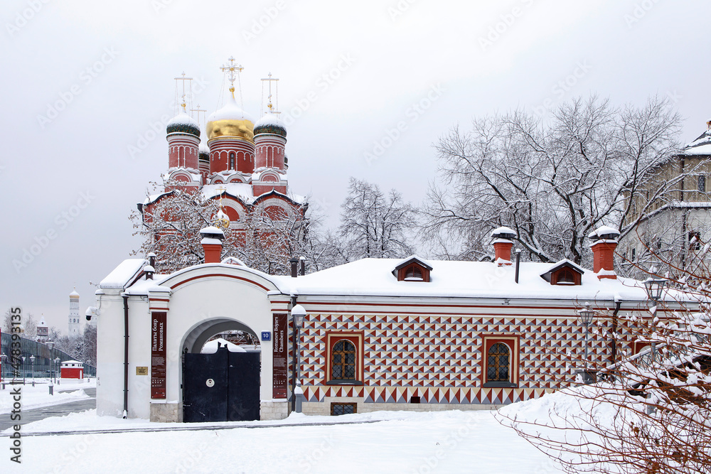 Naklejka premium Moscow, Russia , Znamensky Cathedral of the former Znamensky men`s Monastery in the snow. View from the territory of Zaryadye