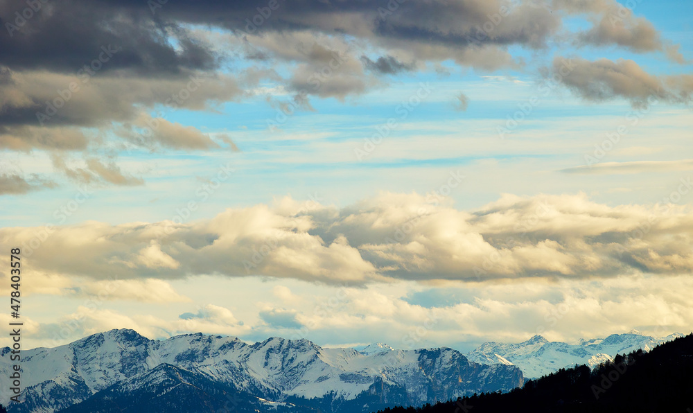 Verschneite Berge und bunte Wolken Verschneite Berge und bunte Wolken