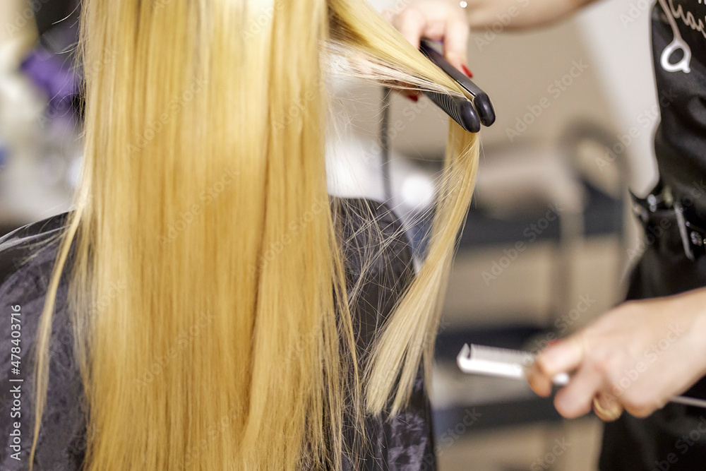 Fototapeta premium Blonde Haare werden geglättet 