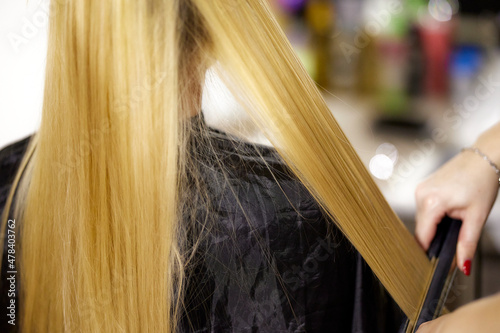 Blonde Haare einer Frau werden gepflegt