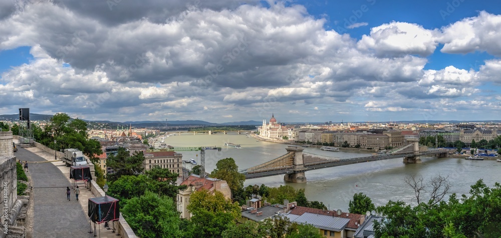 Obraz premium Danube river and Parliament building in Budapest, Hungary