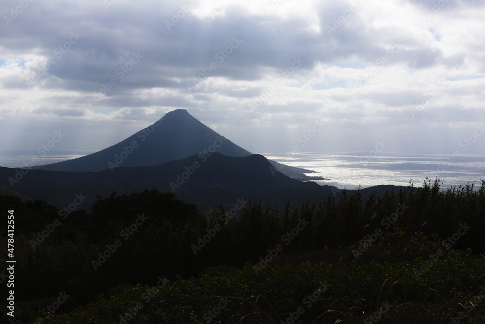 雨雲の中の開聞岳
