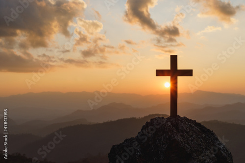 Fototapete Silhouettes of crucifix symbol on top mountain with bright sunbeam on the colorf