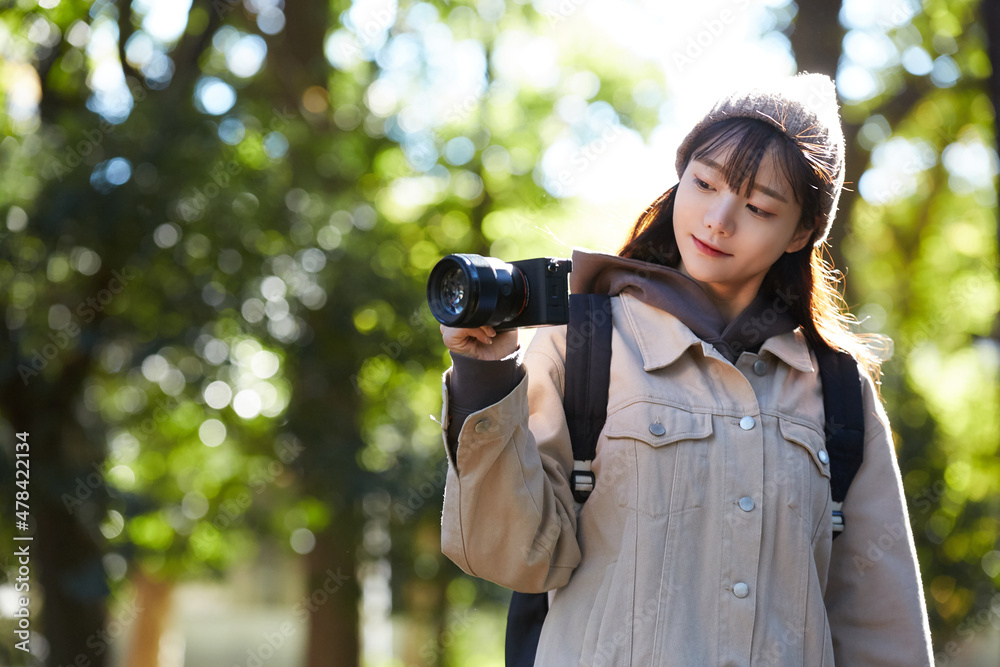 アウトドアを楽しむ若い女性