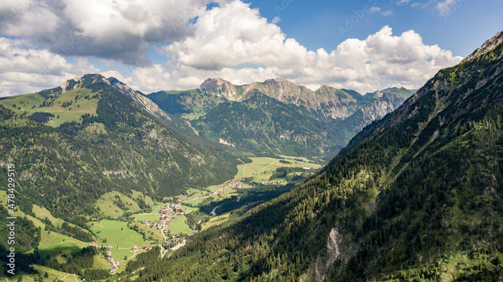 Schöne Bergpanorama im Sonnenuntergang oder sonnendämmerung, schnee bedeckte berge im sommer, wolken, eindrucksvolle aussicht 