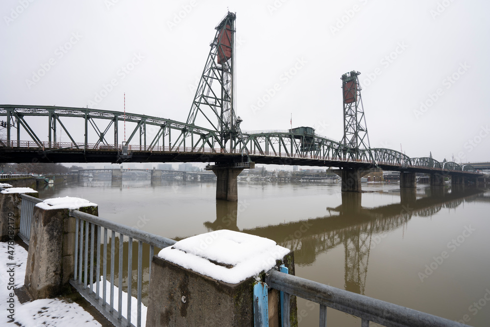 Fototapeta premium Hawthorne Bridge viewed from the west bank of the Willamette River in Portland, Oregon, in winter. The truss bridge is the oldest vertical-lift bridge in operation in the United States.