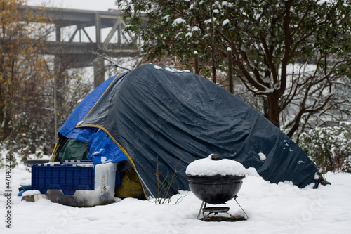 Картината върху платно Homeless tent on the east bank of the Willamette River in Portland, Oregon, on a cold winter day after snowfall