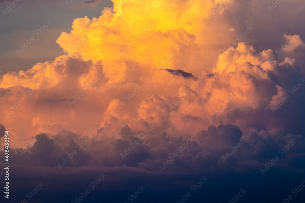 Wolkenpanorama in orange zum sonnenuntergang 