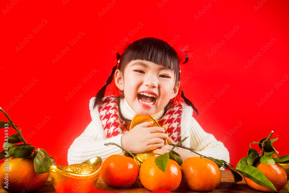 A Chinese girl celebrates the Spring Festival with gold ingots A Chinese girl celebrates the Spring Festival with gold ingots