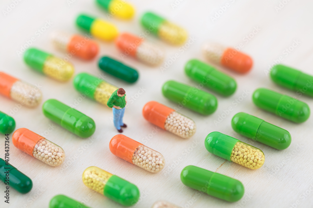 Miniature creative different kinds of diet pills and obese people Miniature creative different kinds of diet pills and obese people