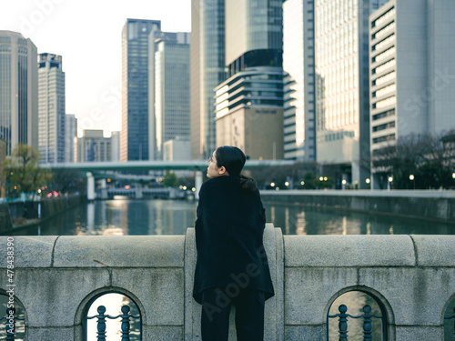 日本の都会で遠くを見る女性 photo