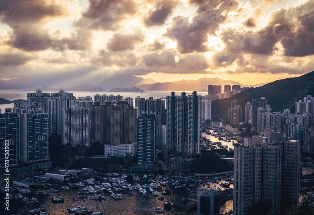 Obraz premium Hong Kong city skyline with dramatic clouds and sunset with beautiful light