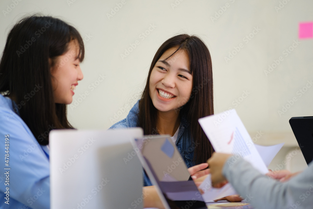 Businessmen teamwork meeting to discuss the investment. Businessmen teamwork meeting to discuss the investment.