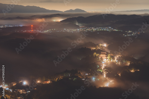 雲海に包まれた寺院
