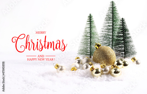 Cartolina d'auguri di buon Natale. Palline di decorazioni natalizie, regali, ramo di abete e testo di Buon Natale su sfondo bianco. photo