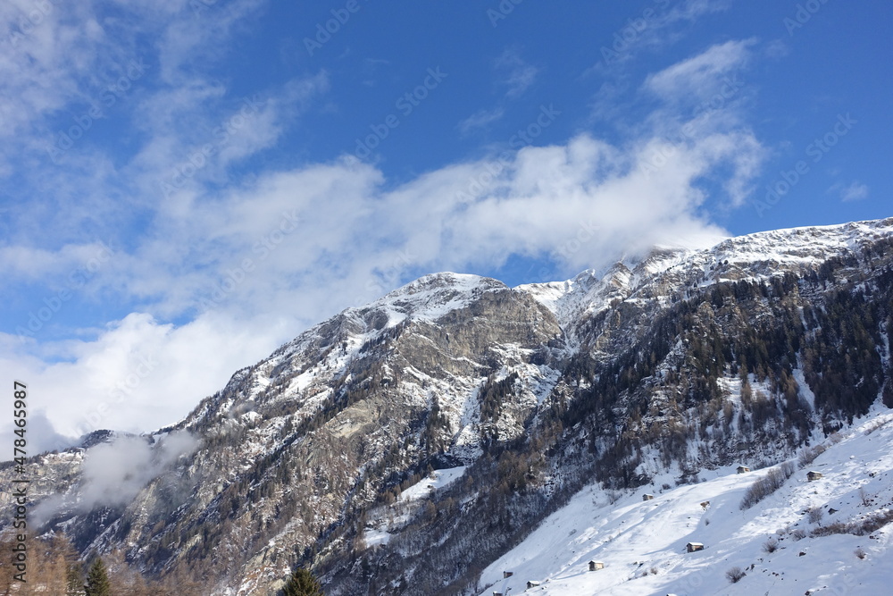 Montagne enneigée en Quartzite en Suisse