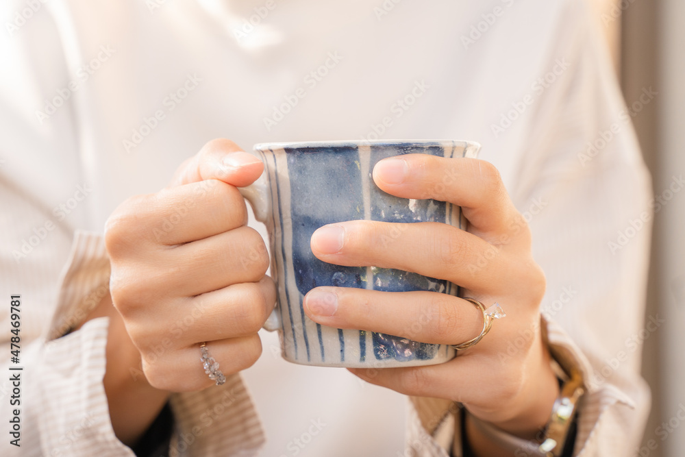 家でホットコーヒーを飲む女性 家でホットコーヒーを飲む女性