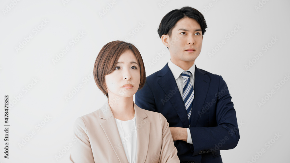 腕組みをして立つビジネスマンとビジネスウーマン 腕組みをして立つビジネスマンとビジネスウーマン