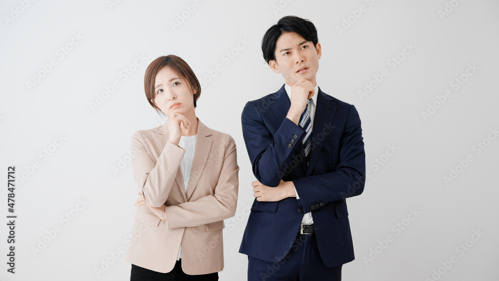悩むビジネスマンとビジネスウーマン 悩むビジネスマンとビジネスウーマン