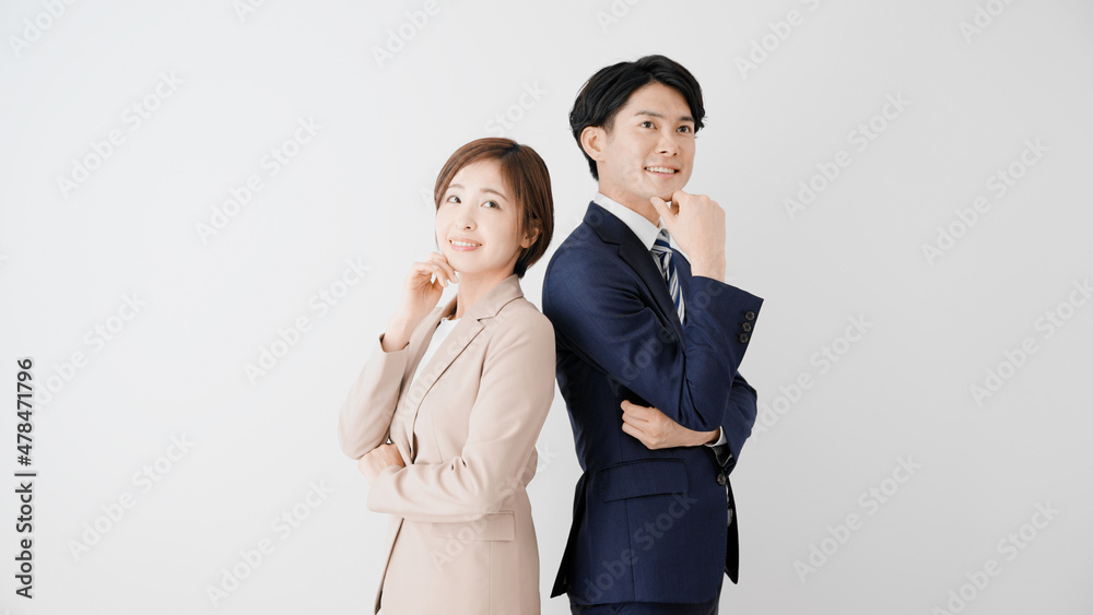背中合わせで立つビジネスマンとビジネスウーマン 背中合わせで立つビジネスマンとビジネスウーマン