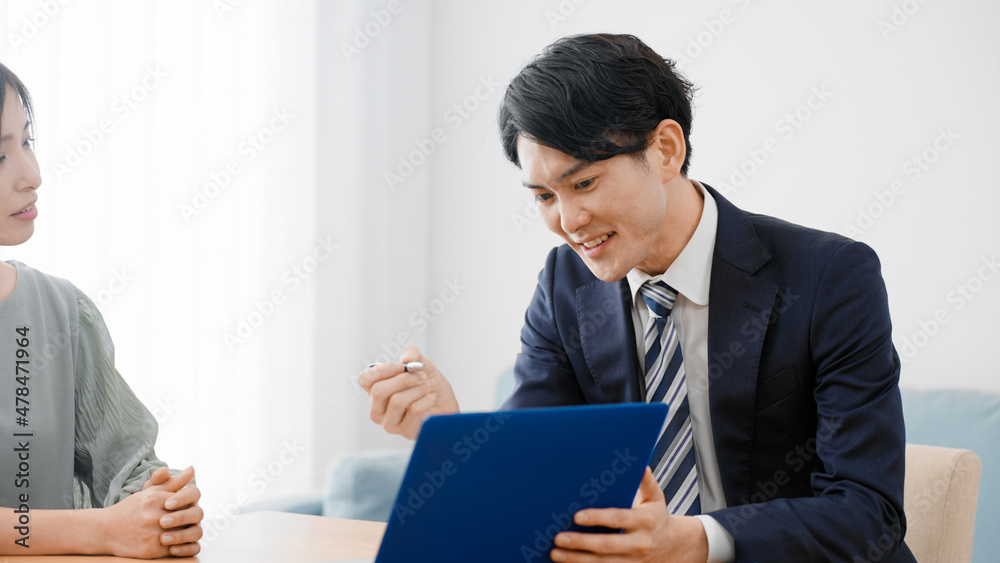 保険の営業をするビジネスマン 保険の営業をするビジネスマン