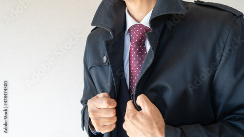 コートを着るビジネスマン